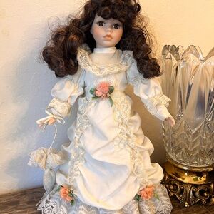 VTG 1998 William Tung Porcelain Doll 16" Tuss Series White Lace Gown Parasol